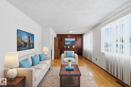 13924 135 Avenue, Edmonton, AB - Indoor Photo Showing Living Room