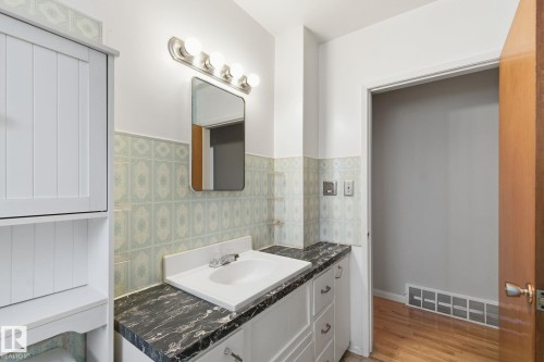 13924 135 Avenue, Edmonton, AB - Indoor Photo Showing Bathroom