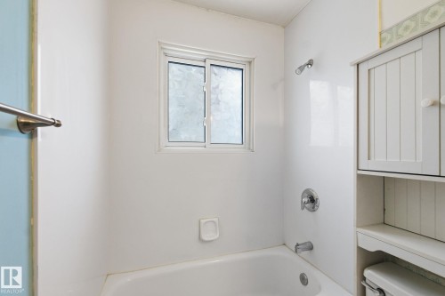 13924 135 Avenue, Edmonton, AB - Indoor Photo Showing Bathroom