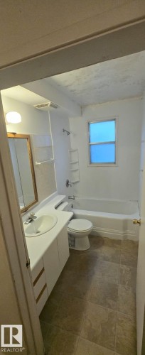 11234 71 Avenue Nw, Edmonton, AB - Indoor Photo Showing Bathroom