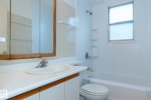 11234 71 Avenue Nw, Edmonton, AB - Indoor Photo Showing Bathroom