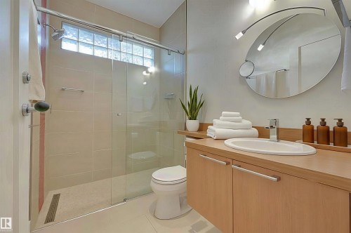 28 Riverside Crescent, Edmonton, AB - Indoor Photo Showing Bathroom