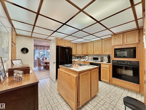1057 109 Street, Edmonton, AB - Indoor Photo Showing Kitchen