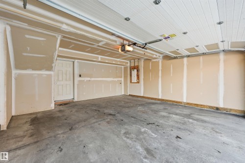 152 804 Welsh Drive, Edmonton, AB - Indoor Photo Showing Garage