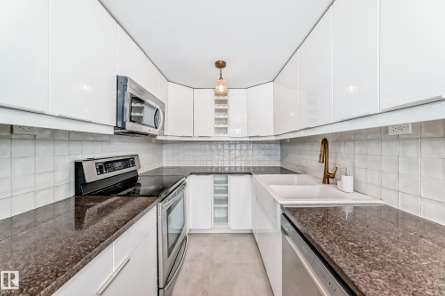 3867 85 Street, Edmonton, AB - Indoor Photo Showing Kitchen With Upgraded Kitchen