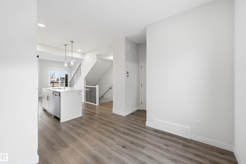 37 1010 Rabbit Hill Road, Edmonton, AB - Indoor Photo Showing Kitchen
