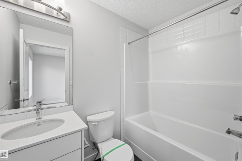 37 1010 Rabbit Hill Road, Edmonton, AB - Indoor Photo Showing Bathroom