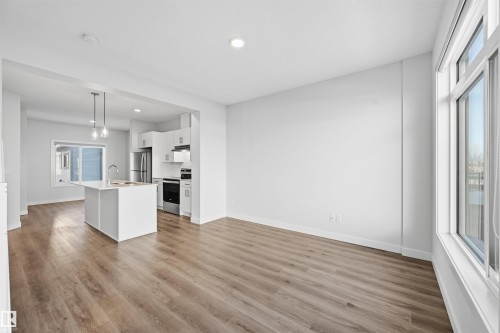 37 1010 Rabbit Hill Road, Edmonton, AB - Indoor Photo Showing Kitchen