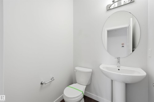 37 1010 Rabbit Hill Road, Edmonton, AB - Indoor Photo Showing Bathroom
