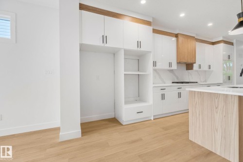 Edmonton, AB - Indoor Photo Showing Kitchen