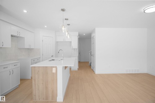 19 Emmett Way, Spruce Grove, AB - Indoor Photo Showing Kitchen With Upgraded Kitchen