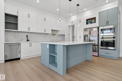 160 Edgewater Circle, Leduc, AB - Indoor Photo Showing Kitchen With Upgraded Kitchen