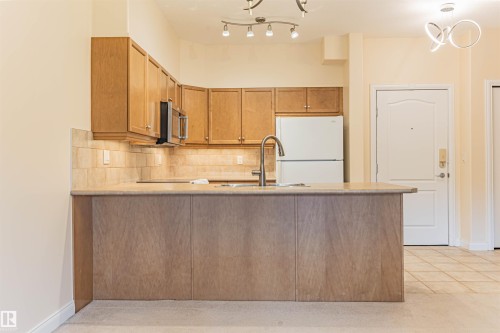 110 1406 Hodgson Way, Edmonton, AB - Indoor Photo Showing Kitchen