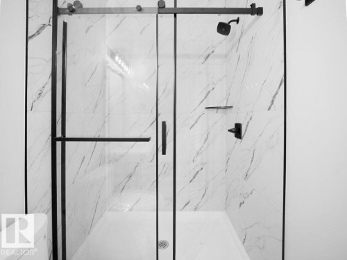 3290 Chernowski Way Sw, Edmonton, AB - Indoor Photo Showing Bathroom