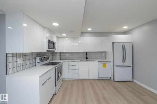 8008 159 Street, Edmonton, AB - Indoor Photo Showing Kitchen