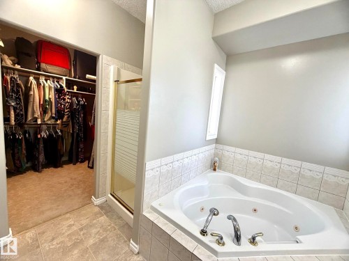 1207 Oakland Drive, Devon, AB - Indoor Photo Showing Bathroom