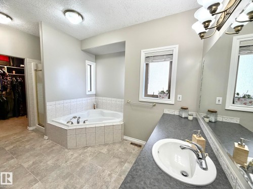 1207 Oakland Drive, Devon, AB - Indoor Photo Showing Bathroom
