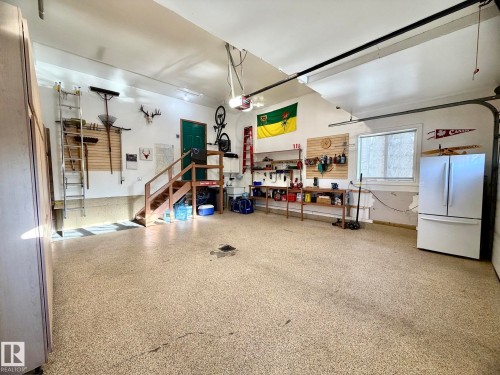 1207 Oakland Drive, Devon, AB - Indoor Photo Showing Garage