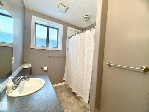 1207 Oakland Drive, Devon, AB - Indoor Photo Showing Bathroom