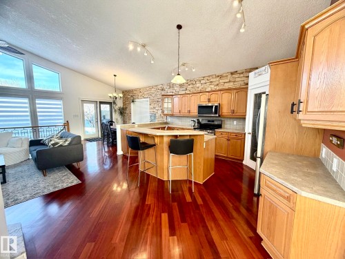 1207 Oakland Drive, Devon, AB - Indoor Photo Showing Kitchen