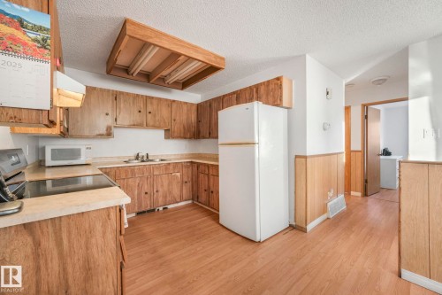 9142 180A Avenue, Edmonton, AB - Indoor Photo Showing Kitchen