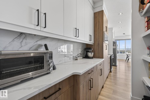 336 Meadowview Drive, Fort Saskatchewan, AB - Indoor Photo Showing Kitchen With Upgraded Kitchen