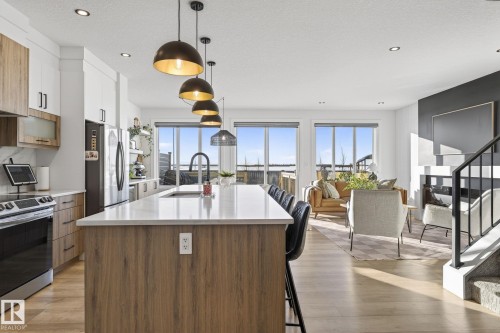 336 Meadowview Drive, Fort Saskatchewan, AB - Indoor Photo Showing Kitchen With Upgraded Kitchen