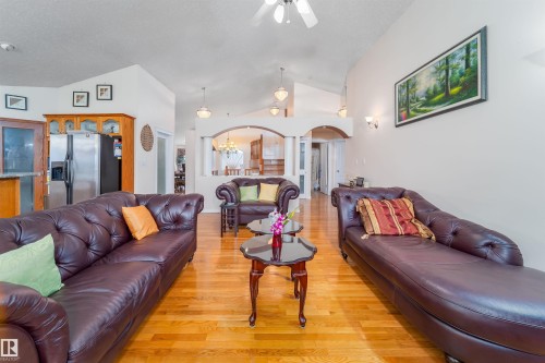 6928 164 Avenue, Edmonton, AB - Indoor Photo Showing Living Room