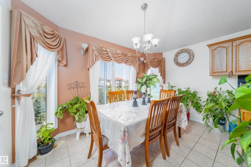 6928 164 Avenue, Edmonton, AB - Indoor Photo Showing Dining Room