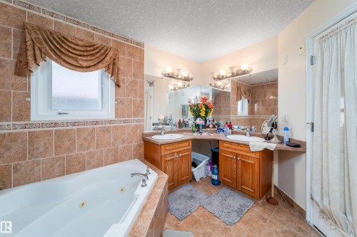 6928 164 Avenue, Edmonton, AB - Indoor Photo Showing Bathroom