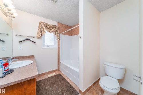 6928 164 Avenue, Edmonton, AB - Indoor Photo Showing Bathroom