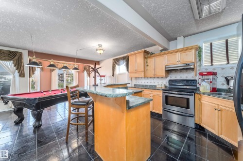 6928 164 Avenue, Edmonton, AB - Indoor Photo Showing Kitchen