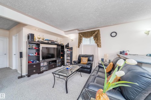 6928 164 Avenue, Edmonton, AB - Indoor Photo Showing Living Room