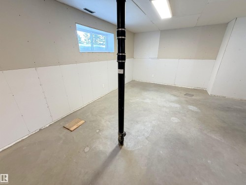 5002 52 Avenue, Calmar, AB - Indoor