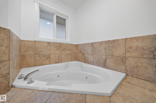 10916 175 Avenue, Edmonton, AB - Indoor Photo Showing Bathroom