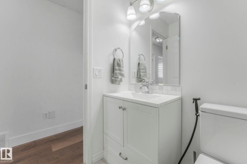 272 Warwick Road, Edmonton, AB - Indoor Photo Showing Bathroom