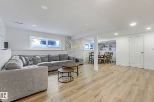 272 Warwick Road, Edmonton, AB - Indoor Photo Showing Living Room