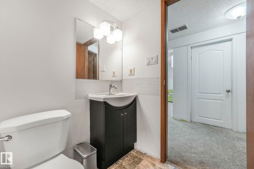 272 Warwick Road, Edmonton, AB - Indoor Photo Showing Bathroom