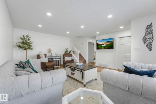 272 Warwick Road, Edmonton, AB - Indoor Photo Showing Living Room