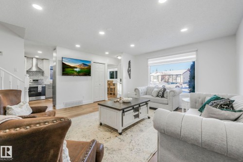 272 Warwick Road, Edmonton, AB - Indoor Photo Showing Living Room