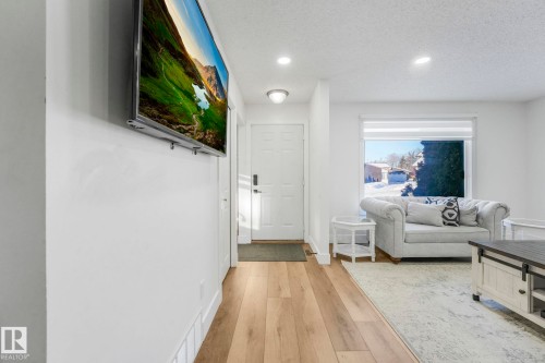 272 Warwick Road, Edmonton, AB - Indoor