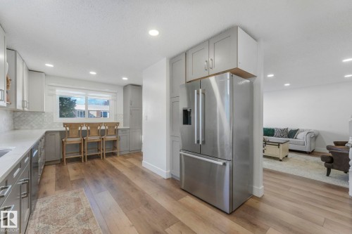 272 Warwick Road, Edmonton, AB - Indoor Photo Showing Kitchen With Upgraded Kitchen