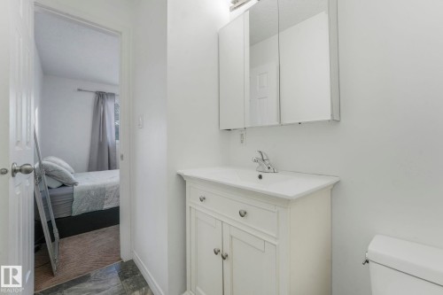 272 Warwick Road, Edmonton, AB - Indoor Photo Showing Bathroom