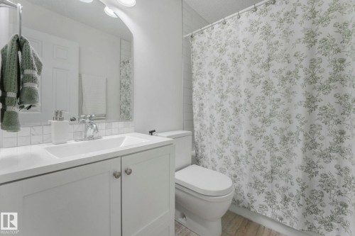 272 Warwick Road, Edmonton, AB - Indoor Photo Showing Bathroom