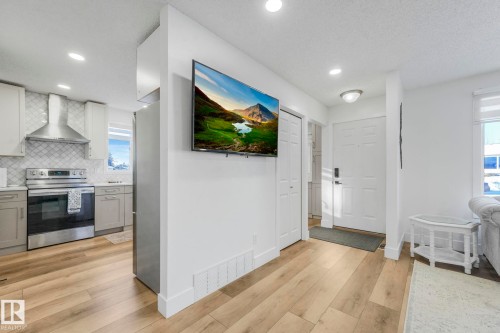 272 Warwick Road, Edmonton, AB - Indoor Photo Showing Kitchen