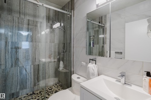 11708 130 Street, Edmonton, AB - Indoor Photo Showing Bathroom