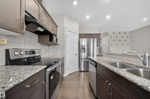 2302 Casey Crescent, Edmonton, AB - Indoor Photo Showing Kitchen With Double Sink With Upgraded Kitchen