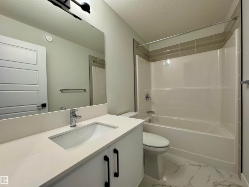 3218 Dixon Way, Edmonton, AB - Indoor Photo Showing Bathroom