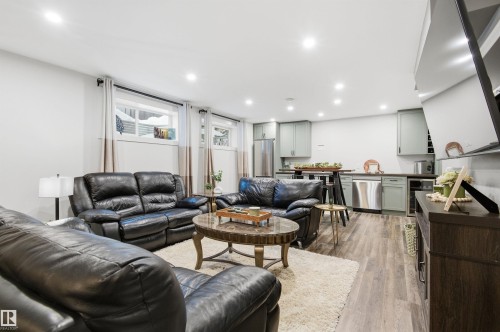 46 Longview Crescent, Spruce Grove, AB - Indoor Photo Showing Living Room