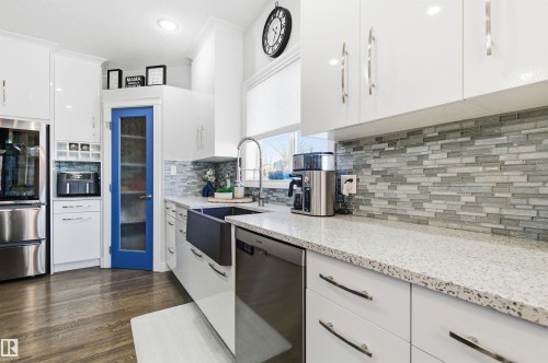46 Longview Crescent, Spruce Grove, AB - Indoor Photo Showing Kitchen With Upgraded Kitchen